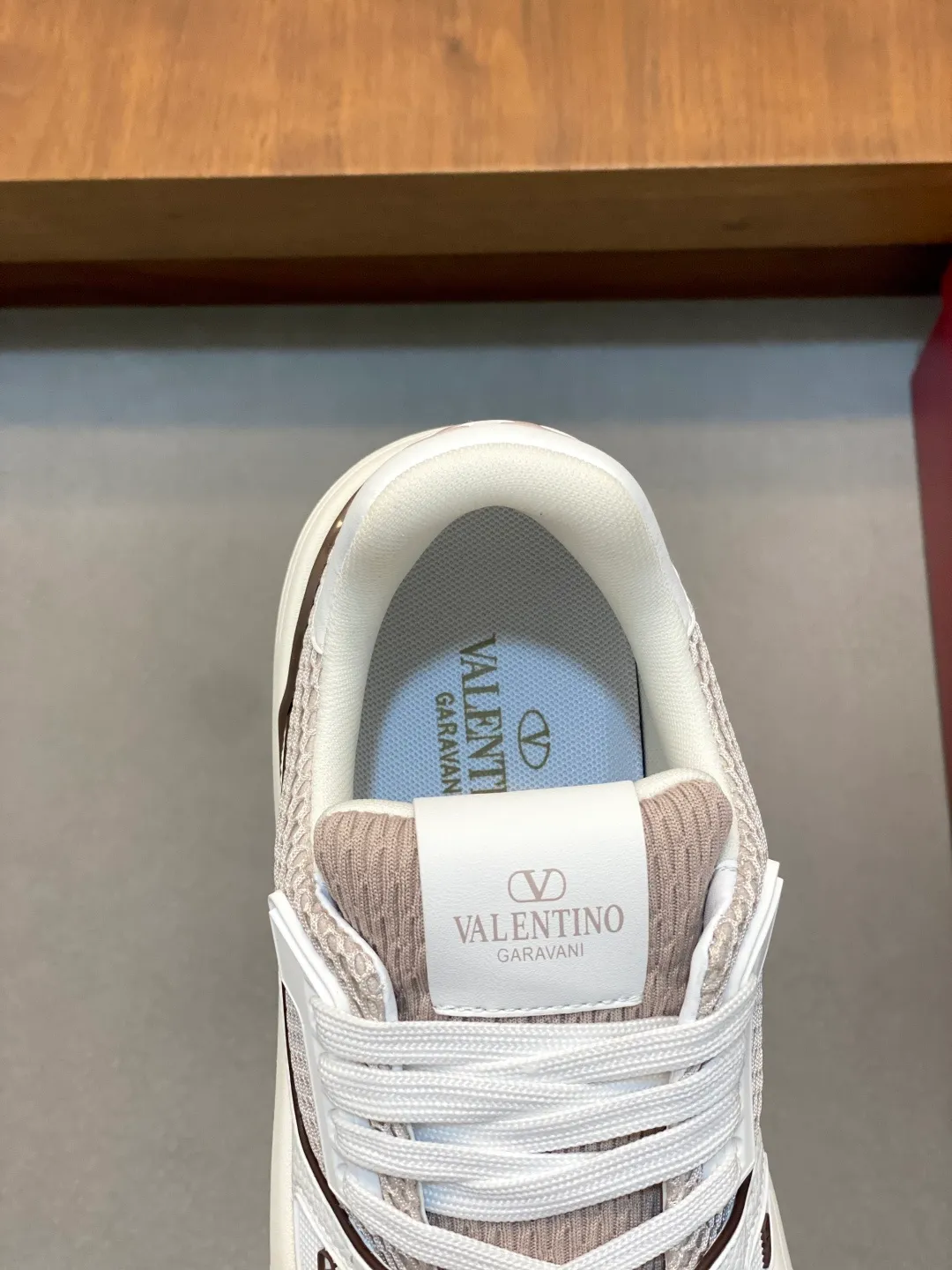 Men's shoes 💰660 Valentino/VALENTINO JOIE DE JOUER couple's low-top sneakers. This sneaker is made of splicing and is decorated with rubber VLOGO SIGNATURE details on the front. The upper is punched and the tongue is decorated with VLOGO SIGNATURE. Logo, with two-color rubber outsole, suede leather fabric lining, logo cowhide insole, fashionable and elegant style, comfortable and breathable for the upper foot, full of personality, and comes with a complete set of original packaging! Code number: 39-44 (38, 45 customized)